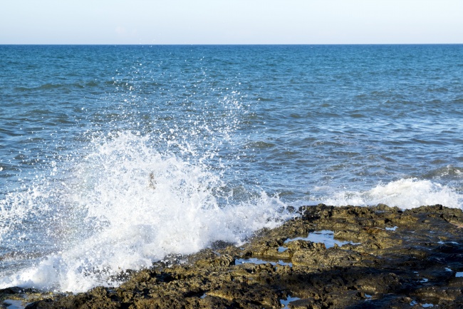 大海海浪击石图片