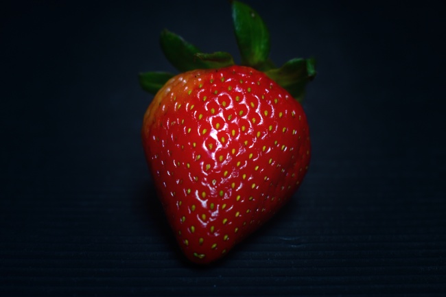 一颗鲜红草莓图片