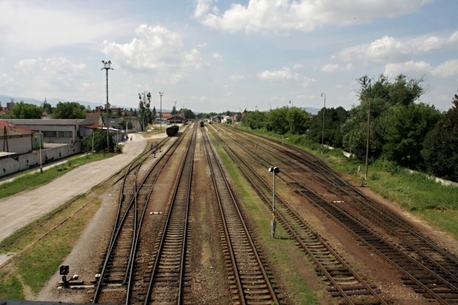 郊区铁路轨道图片