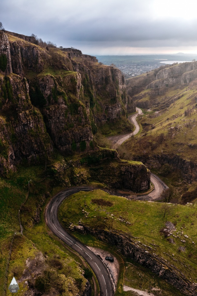 蜿蜒公路山间风景高清图片