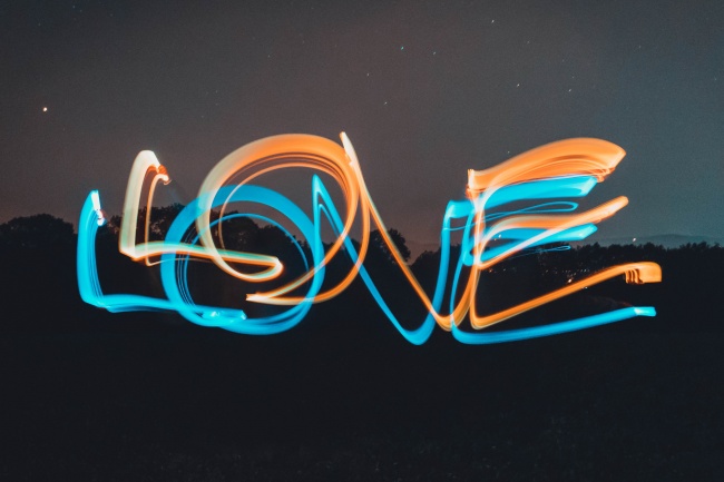 LOVE荧光艺术字图片