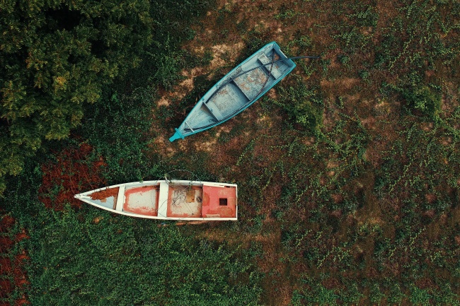 废弃小型渔船图片