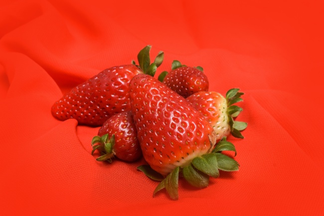 ‘~红色草莓高清背景  ~’ 的图片