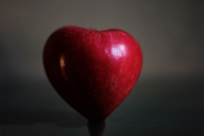 红色心形苹果图片