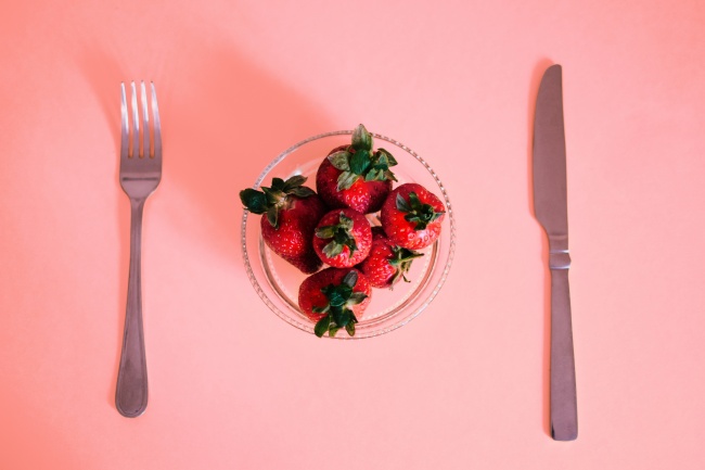 一碗鲜红草莓图片