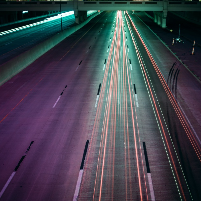 夜晚公路实拍图片