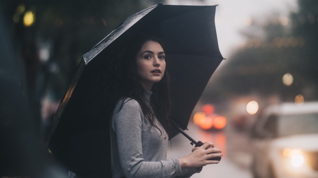 雨天美女撑伞唯美图片