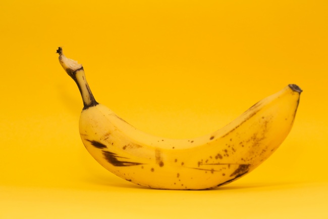 熟香蕉黄色背景摄影图