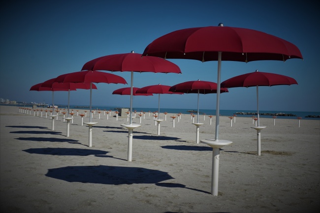 海滩红色遮阳伞图片