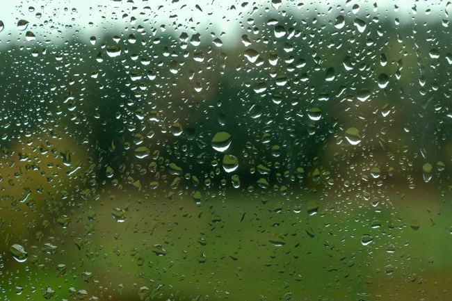 玻璃窗雨滴背景图片
