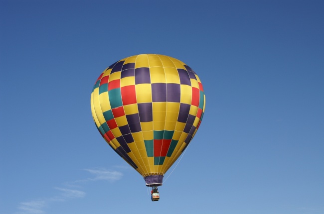 高空热气球飞升图片