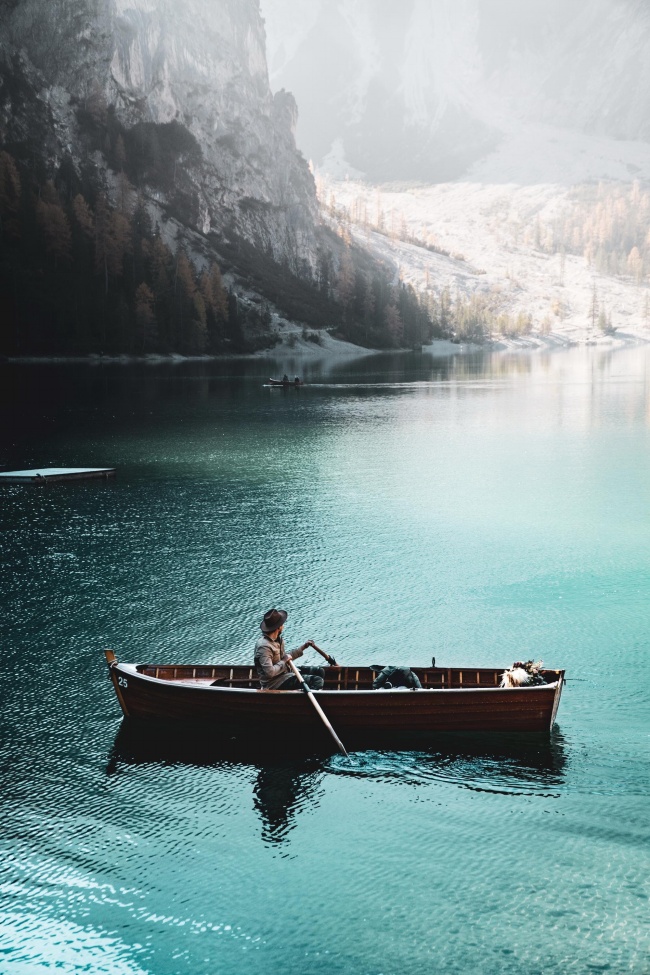 一个人泛舟游湖图片
