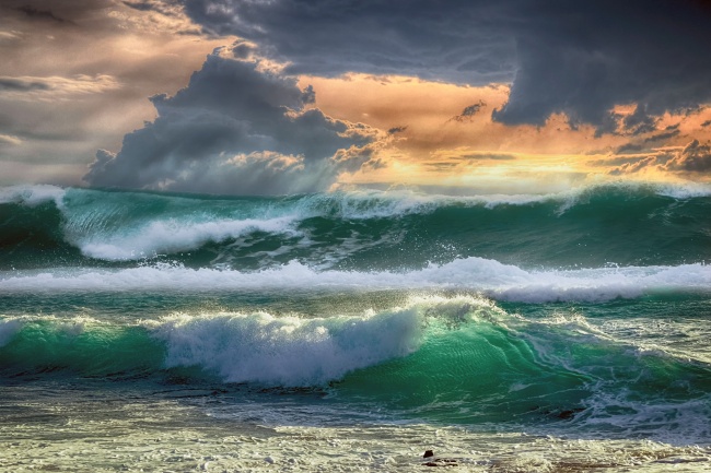 海洋翻滚巨浪图片