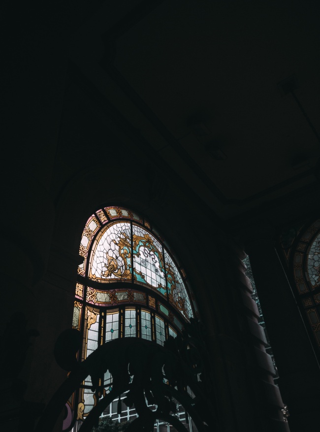 教堂拱形花窗图片