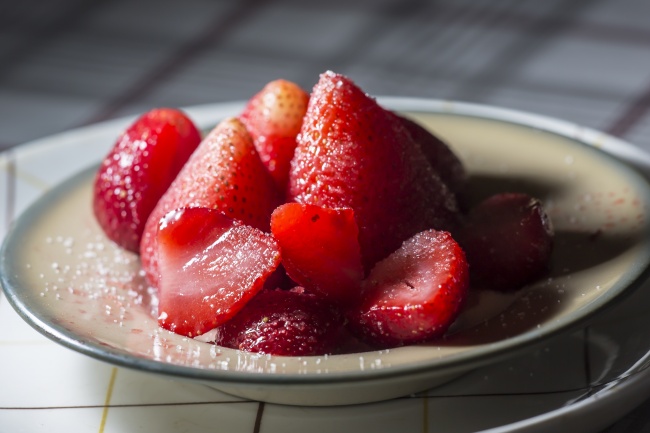鲜红草莓食用图片
