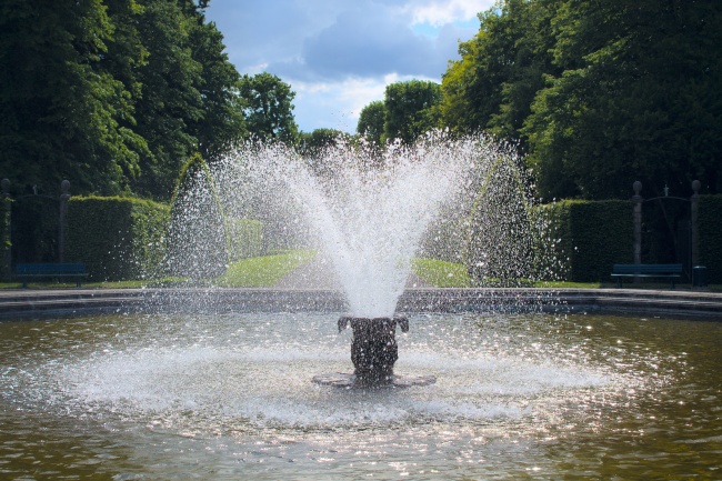 公园喷泉池水花图片