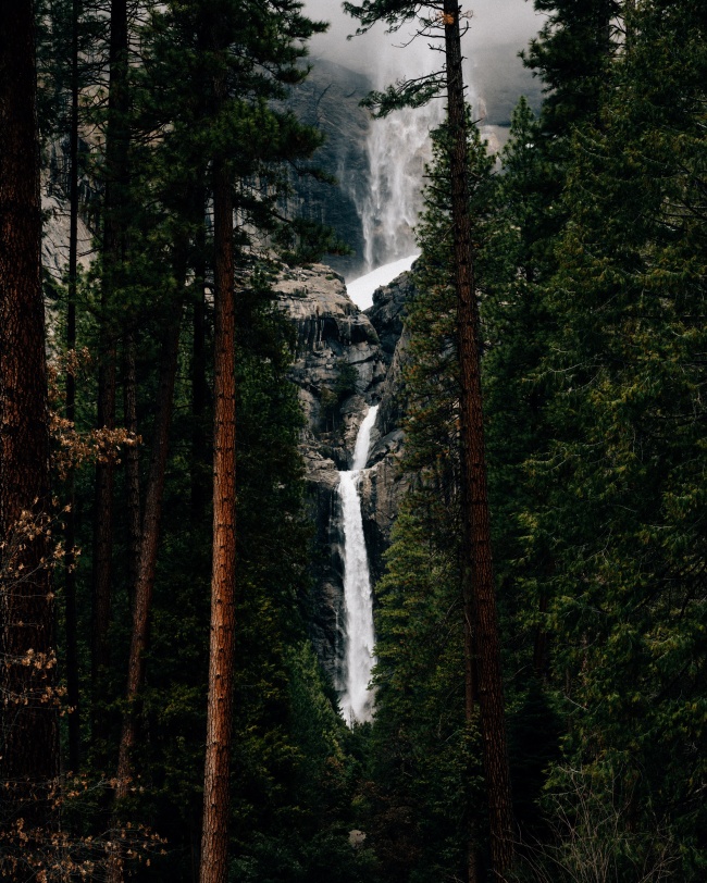 山林瀑布流水图片
