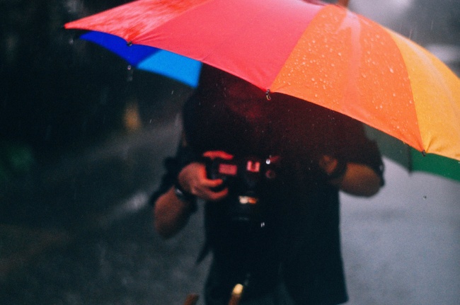 男人独自撑伞淋雨图片