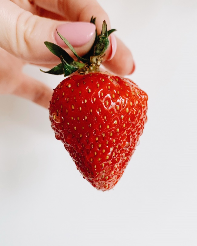 ‘~一颗新鲜红草莓图片  ~’ 的图片