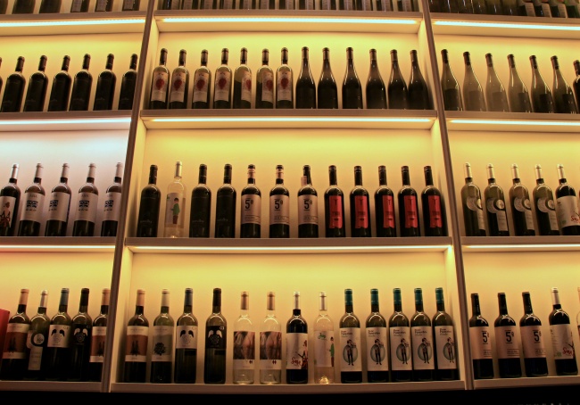 整齐排放的葡萄酒图片