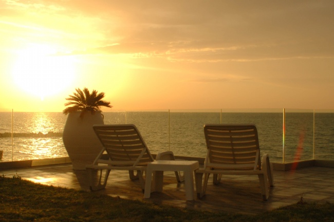 黄昏海岸躺椅图片