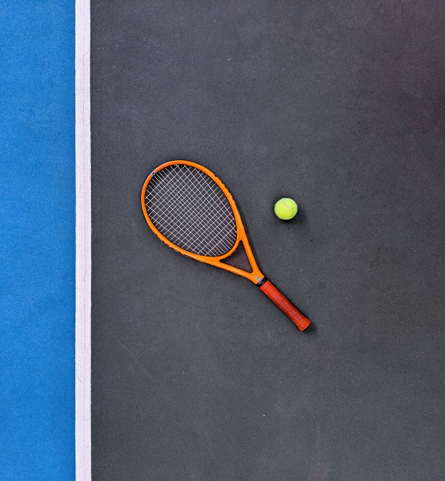 网球拍和球图片
