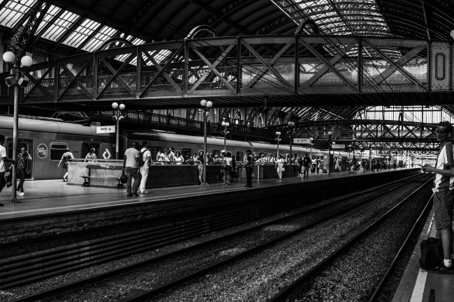 高铁动车站黑白图片
