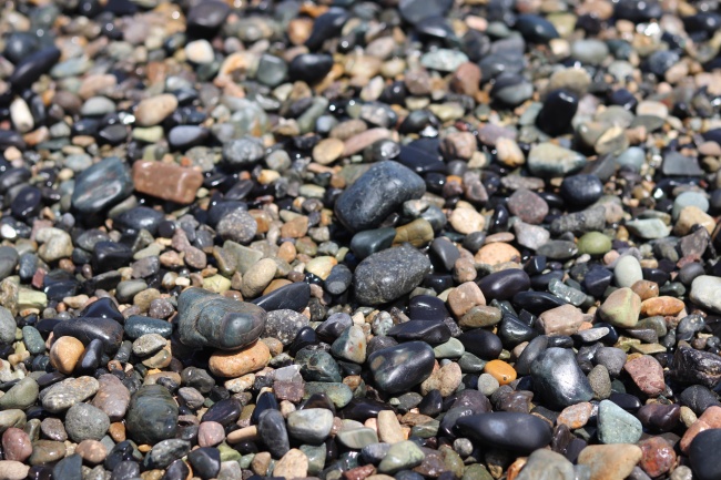 海滩光滑石子图片