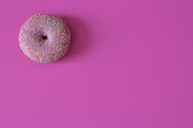 甜甜圈粉色背景图片