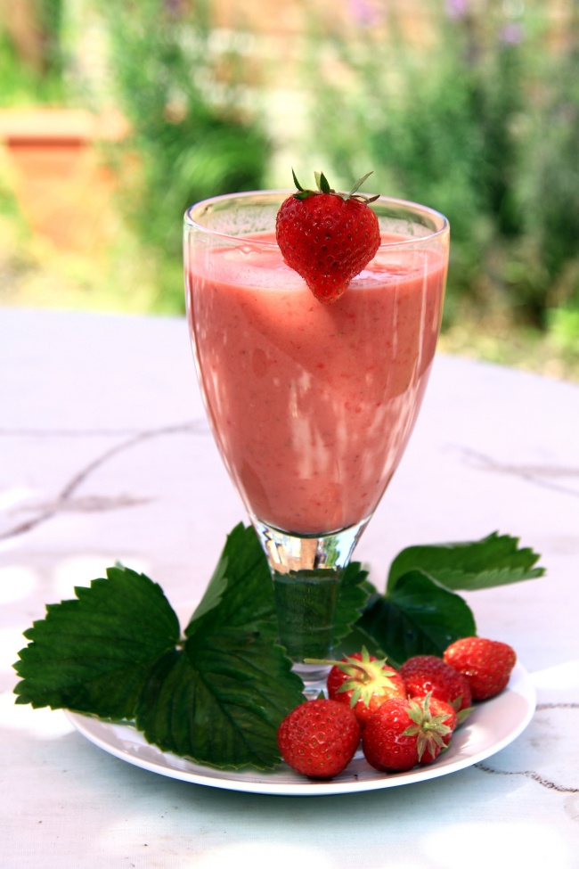 鲜榨草莓汁图片
