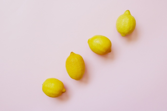 简约黄色柠檬背景图片
