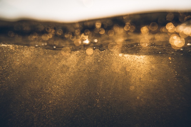 波光粼粼光斑散景图片