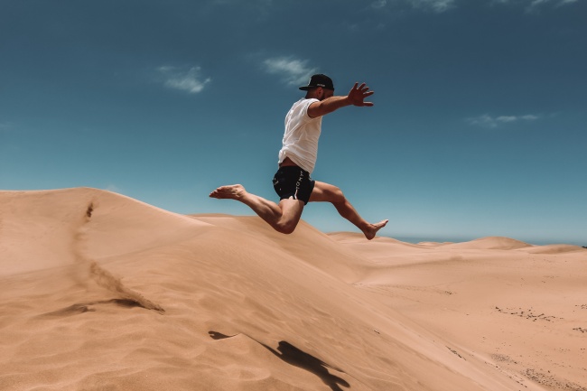 男人沙漠跳跃悬浮摄影