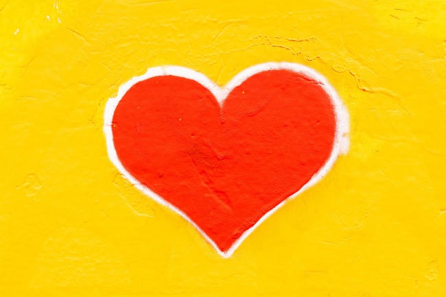 爱心涂鸦墙黄色背景图片