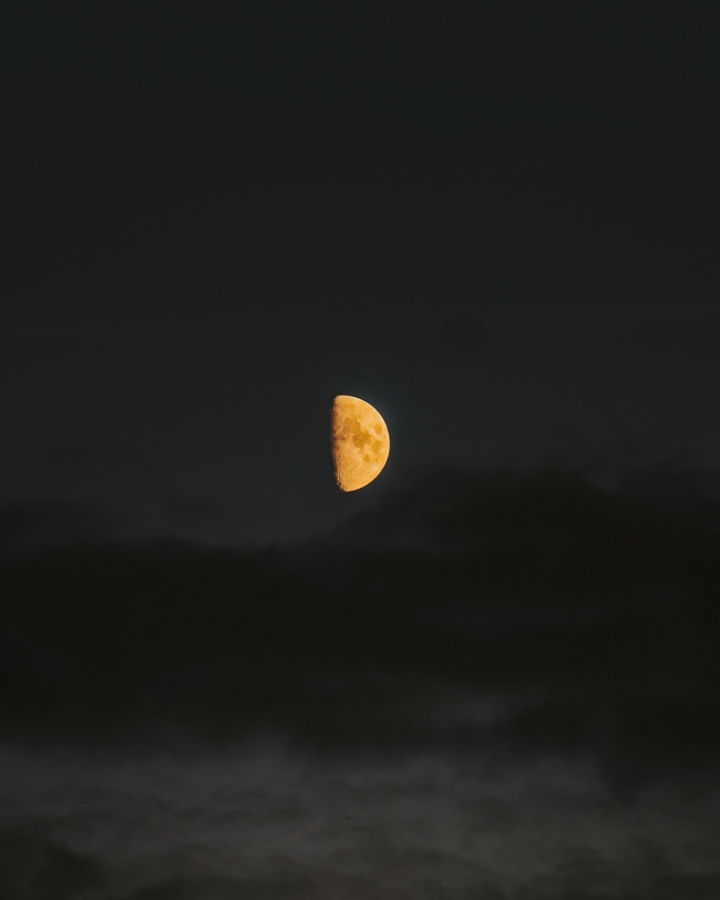 黑夜天空半月图片