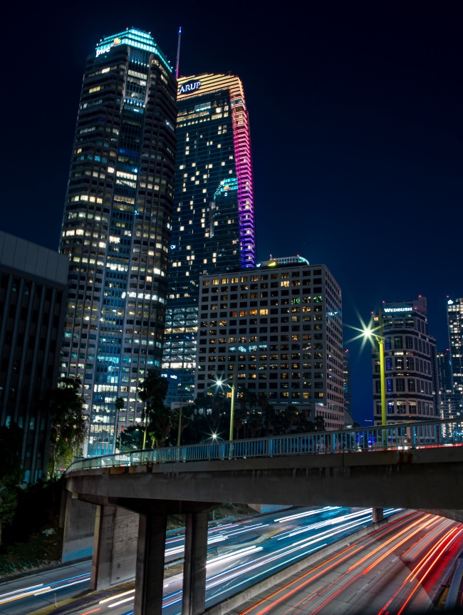 车流线城市璀璨夜景图片