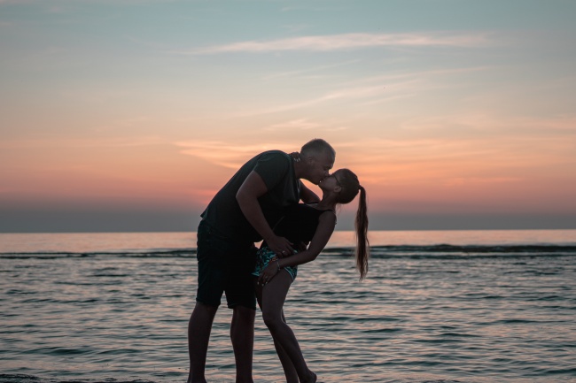 情侣海边拥抱接吻图片