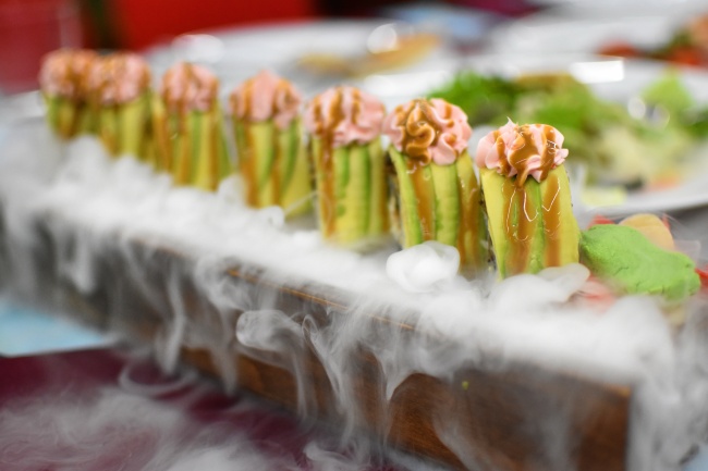 牛油果鳗鱼卷寿司图片