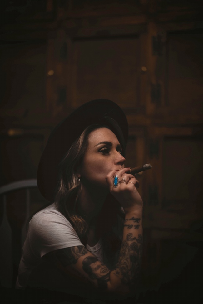 外国纹身抽烟美女图片