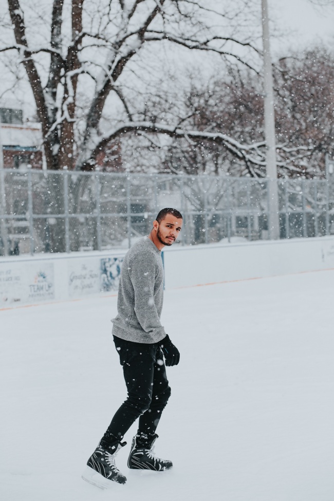 男人冬季户外溜冰图片