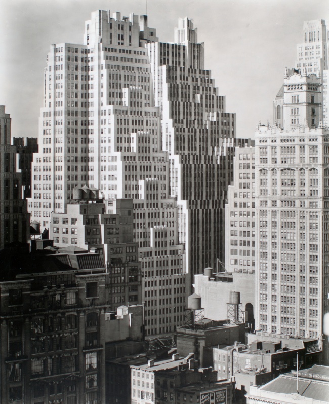 城市高楼建筑黑白照片