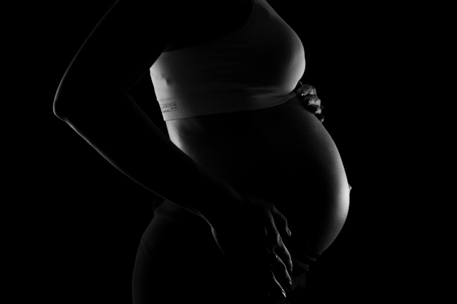 孕妇大肚子黑白特写图片