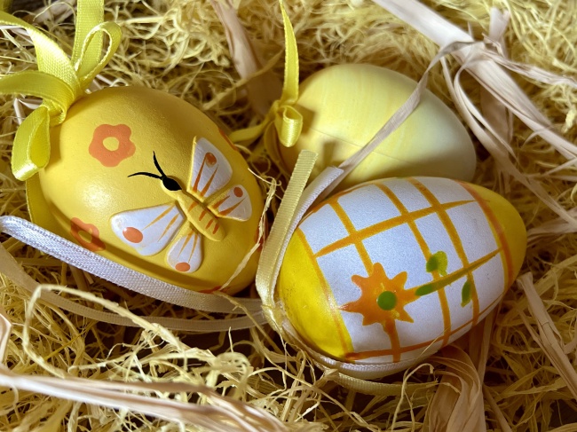 复活节黄色彩绘鸡蛋图片