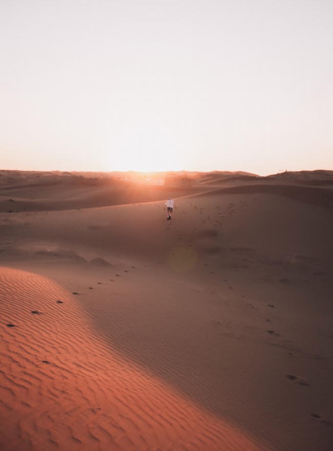 戈壁沙漠远行风景图片