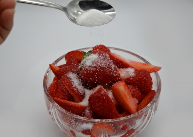 草莓拌糖图片