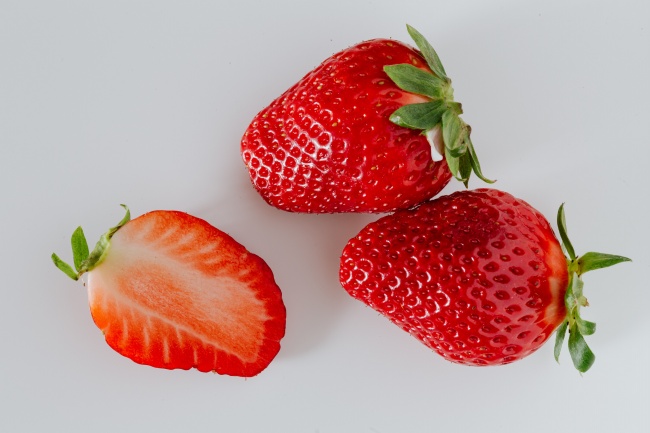 新鲜草莓切片图片