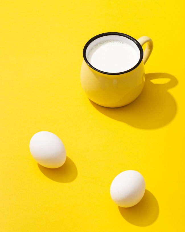 鸡蛋牛奶黄色背景图片