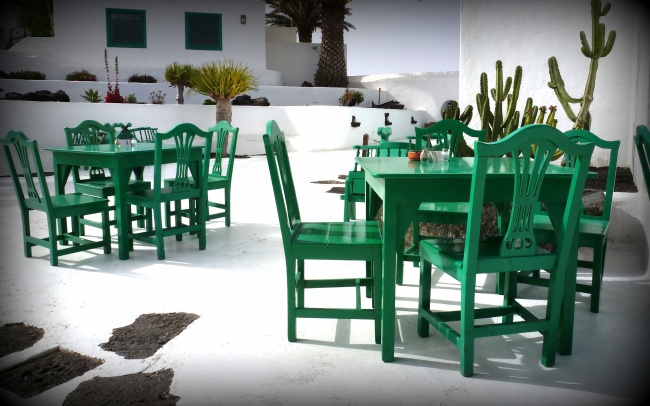 绿色木制餐桌椅组合图片