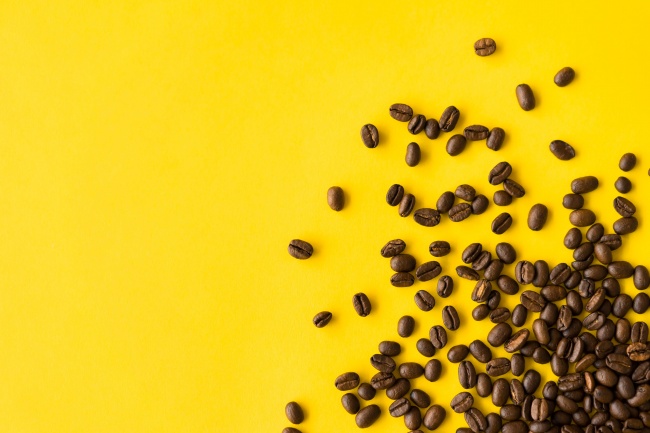 咖啡豆黄色背景图片