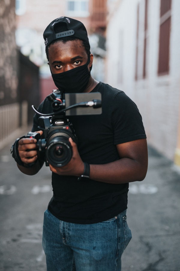 戴口罩的黑人摄影师帅哥图片